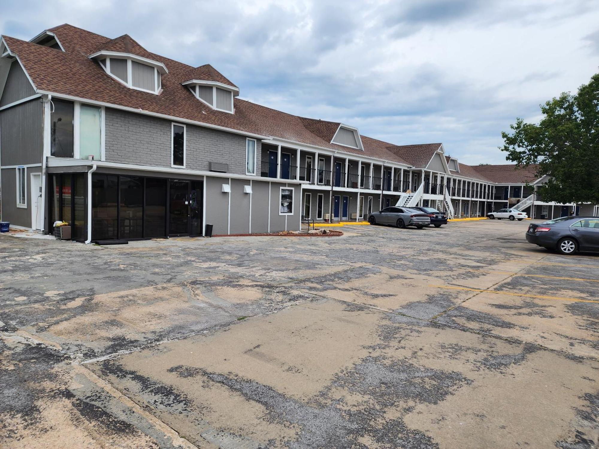 Carthage Inn Exterior photo